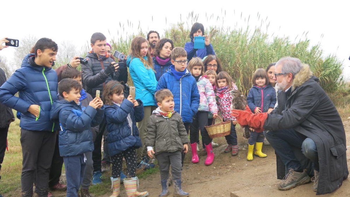 L’alcalde amb un grup de nens als aiguamolls de Rufea.