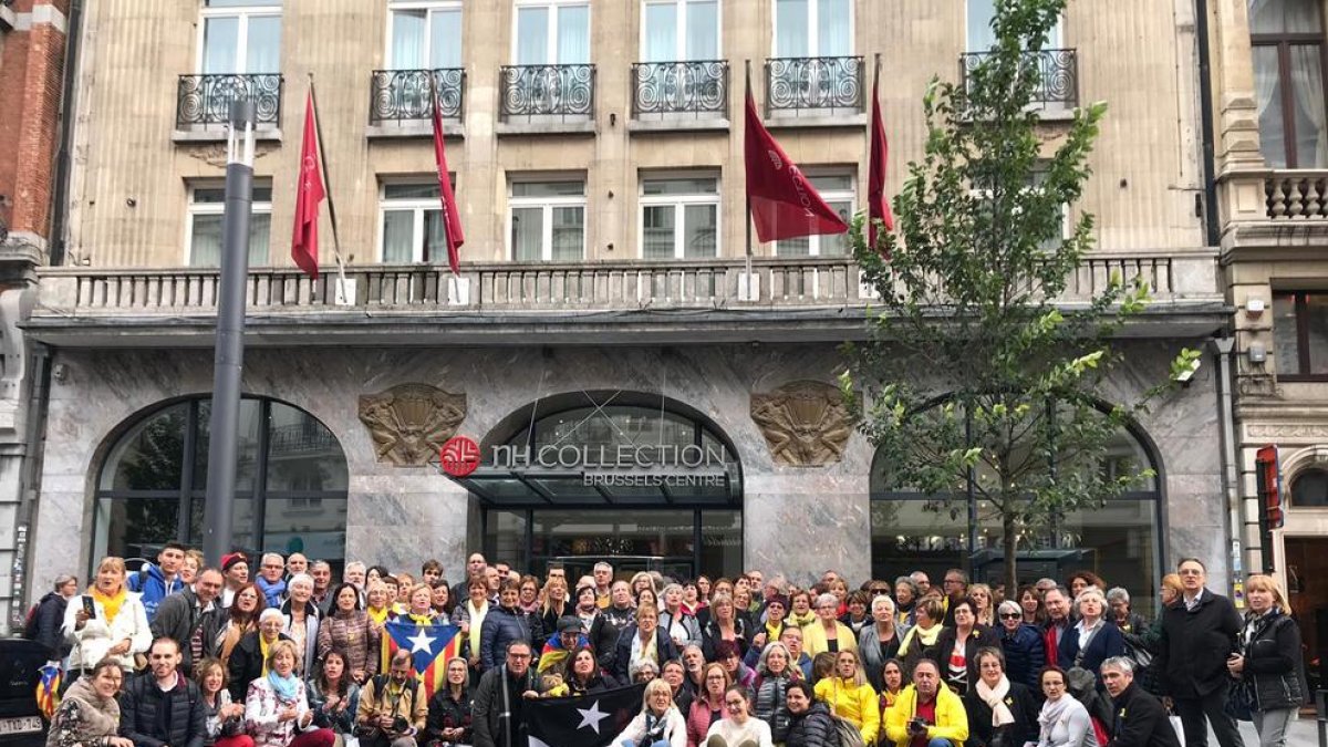 Imagen de grupo del centenar de personas de Lleidatans amb Puigdemont captada en Bruselas.