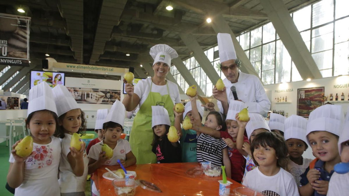 Algunos de los niños que ayer participaron en un taller de fruta en la Fira de Sant Miquel.