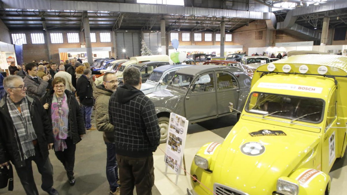 Un dels vehicles de la marca Citroën, que compleix 70 anys, exposats al recinte firal.