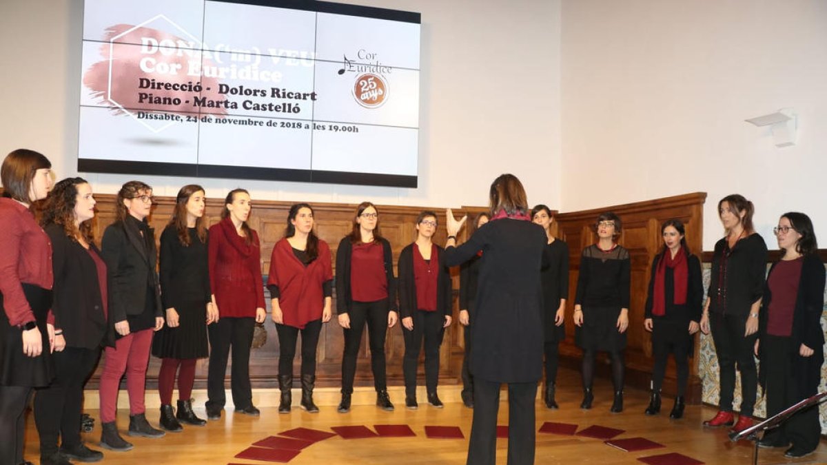 Un moment de l’actuació del Cor Euridice a l’Aula Magna de l’IEI dissabte passat.