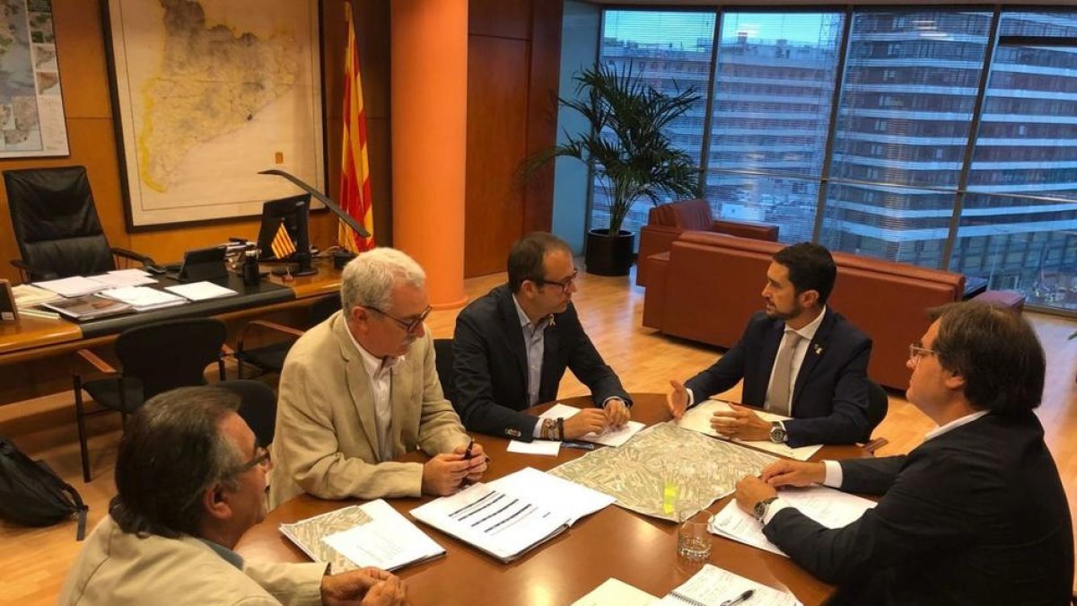 Un moment de la reunió entre el conseller de Territori, Damià Calvet i l'alcalde de Mollerussa, Marc Solsona.