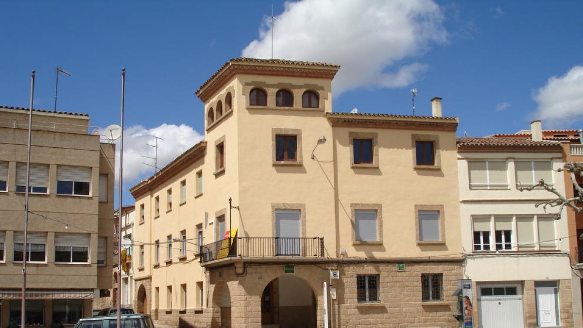 El ayuntamiento de La Granadella, en el centro de la población.