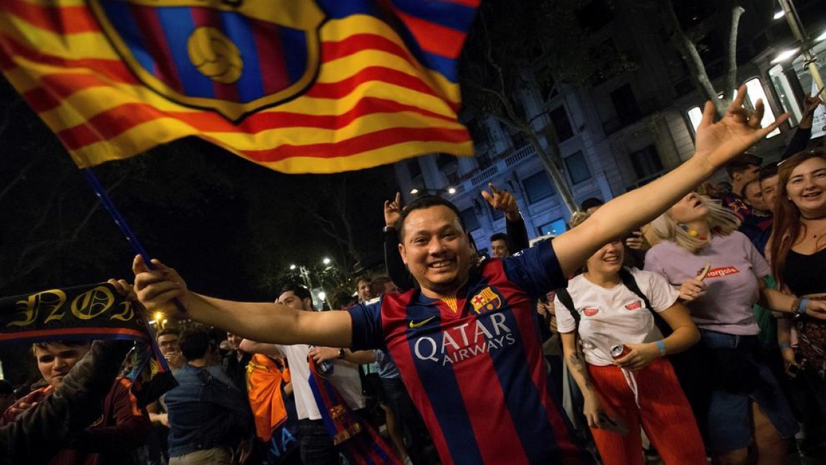 Aficionats del Barça celebren a Canaletes la Copa del Rei conquerida dissabte.