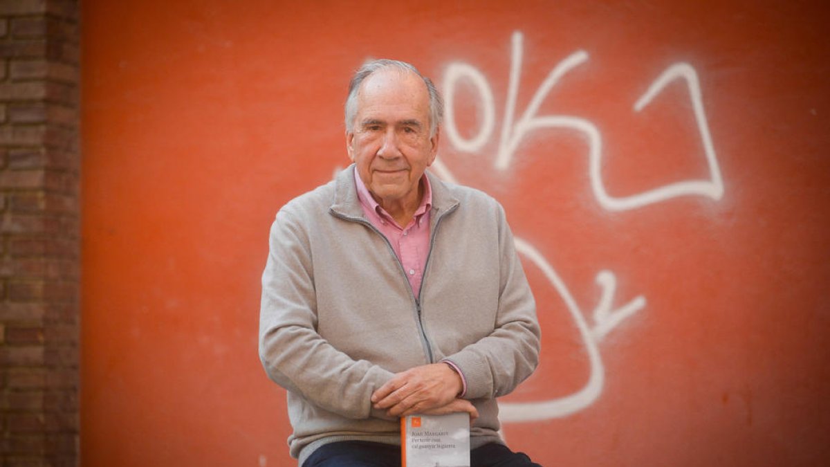 L’escriptor Joan Margarit, ahir a Lleida amb el seu nou llibre.