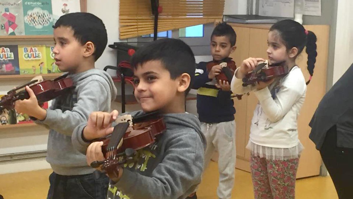 Un grupo de alumnos del taller tocando el violín. 