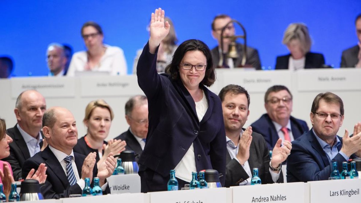 Andrea Nahles saluda a sus correligionarios del SPD tras resultar elegida presidenta del partido.