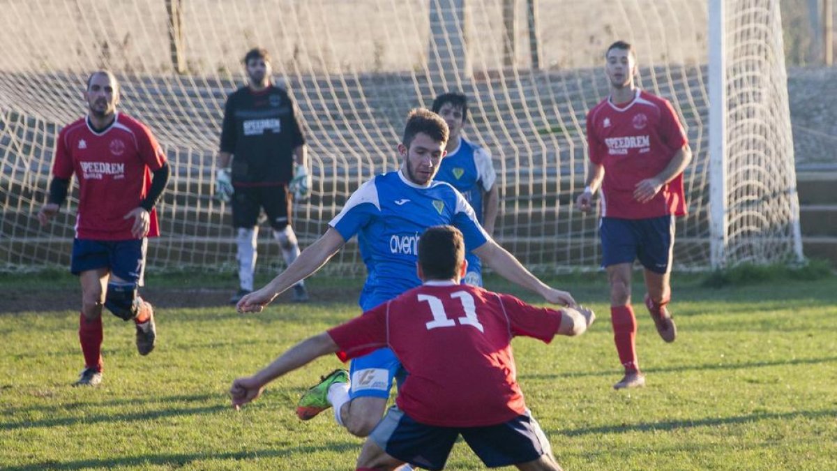 Un jugador de la Seu intenta desplaçar la bimba davant l’oposició d’un rival.