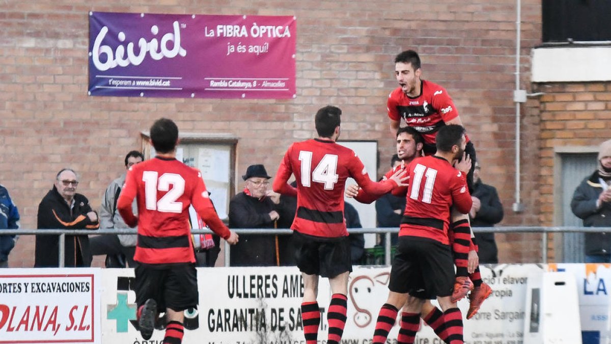 Els jugadors de l’EFAC Almacelles celebren un dels gols aconseguits davant del Cambrils.