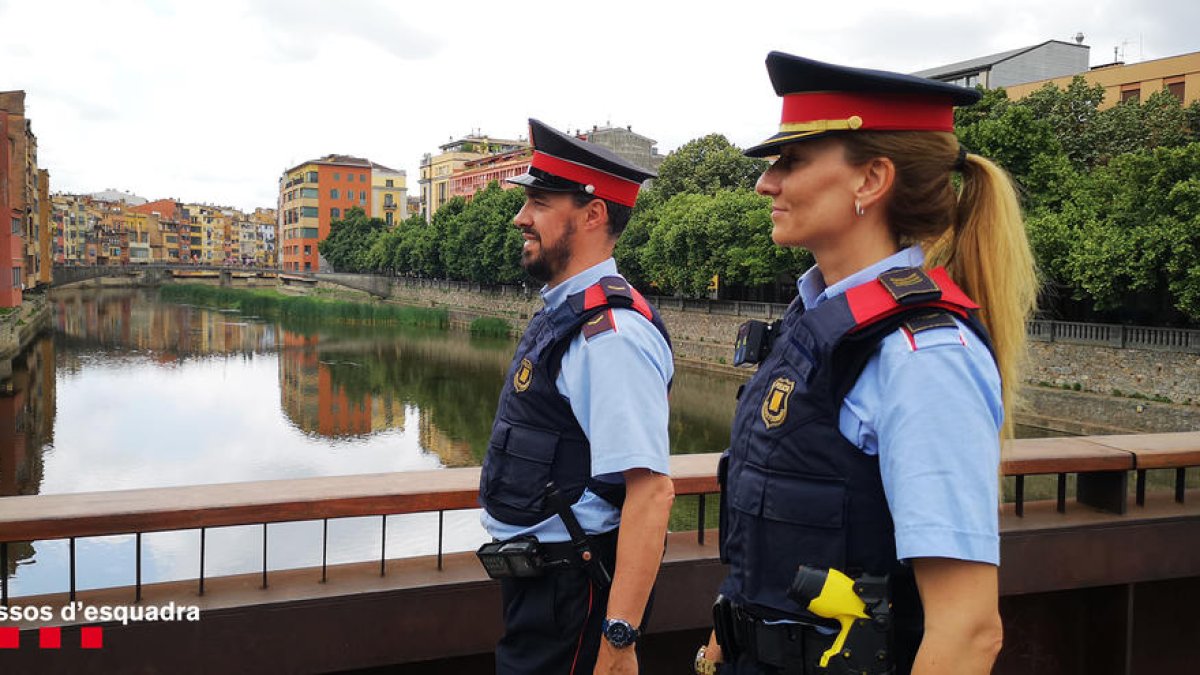 Els Mossos inicien a Girona el desplegament de les pistoles elèctriques