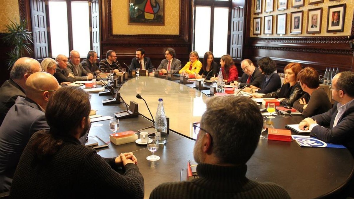 La reunión de la Mesa de Parlament con representantes de los grupos.