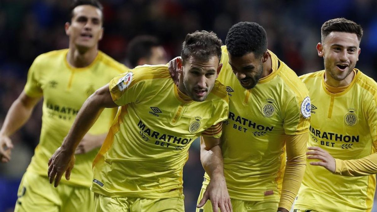 Stuani celebra amb els companys el segon gol contra l’Espanyol, ahir a l’RCDE Stadium.