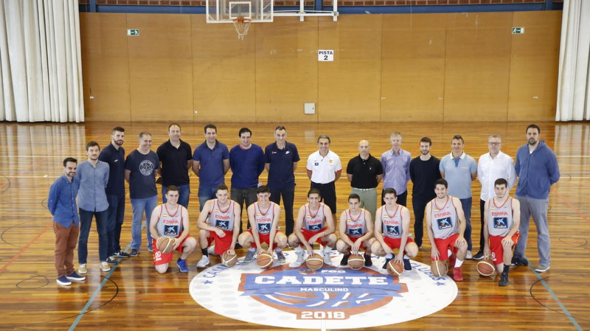 Els tècnics i ajudants dels equips base d’Espanya posen al costat de Scariolo i els jugadors de Lleida que van intervenir en la sessió.