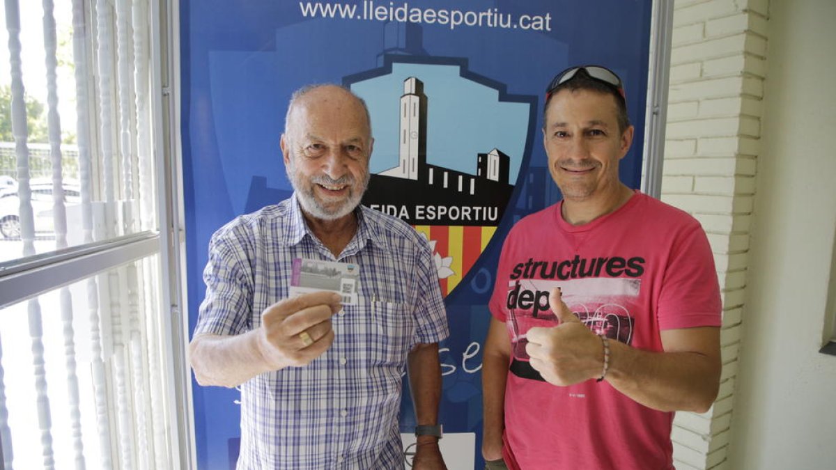 Josep, socio desde 1952, muestra orgulloso su nuevo carnet ayer en el inicio de la venta de abonos.