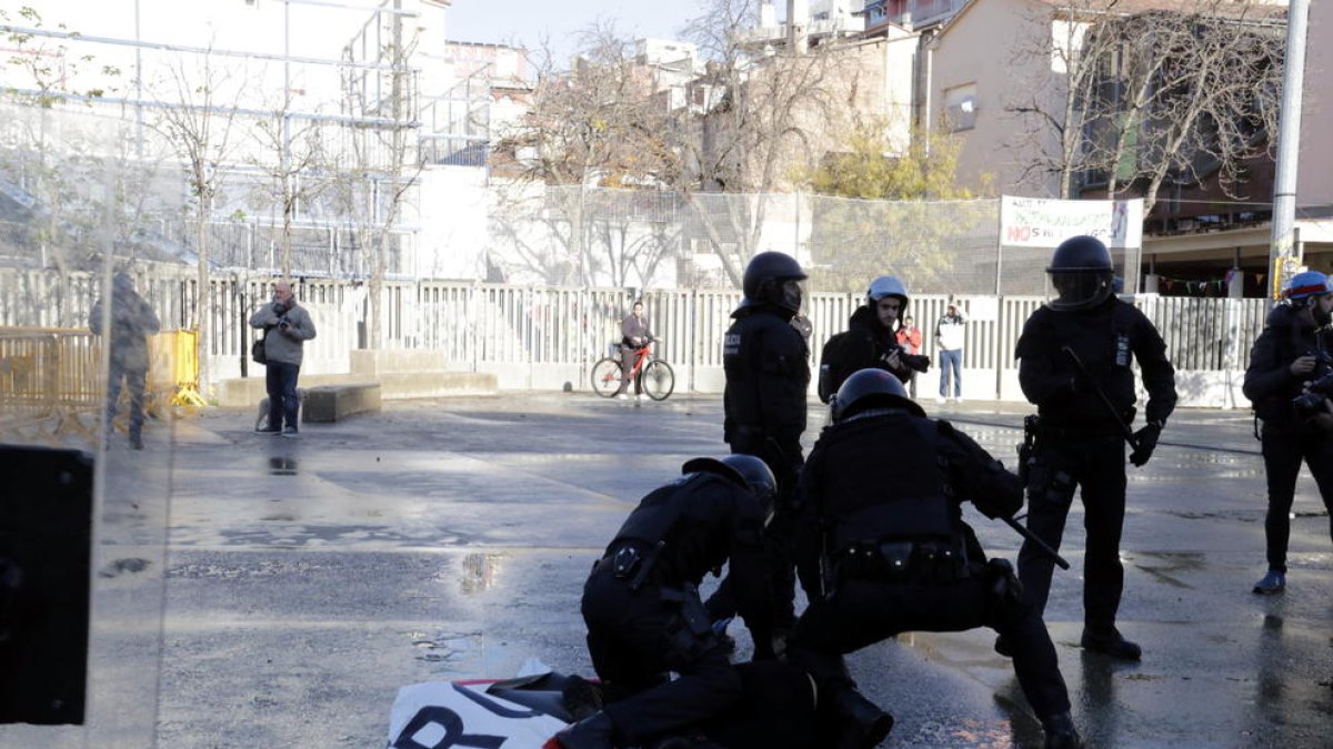 Los disturbios a la manifestación antifascista contra el acto de SCC en Gerona acaban con tres identificados