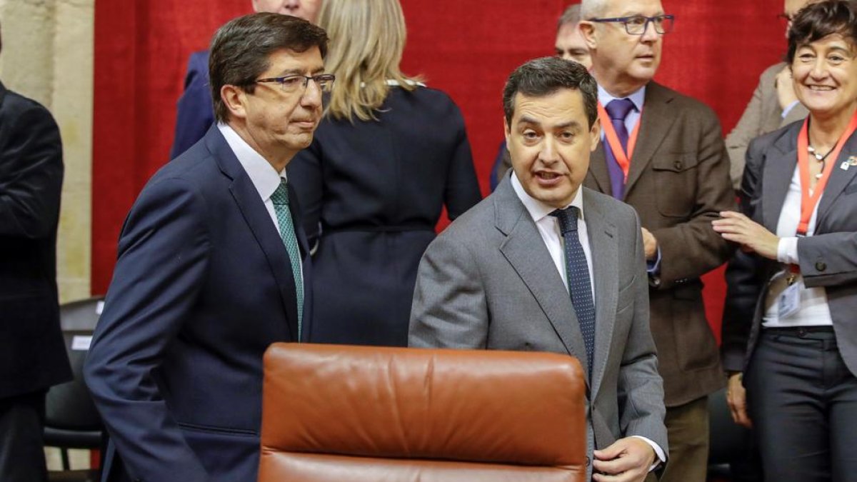 Los líderes de Ciudadanos, Juan Marín (izquierda), y del PPA, Juanma Moreno, a su llegada al Parlamento andaluz