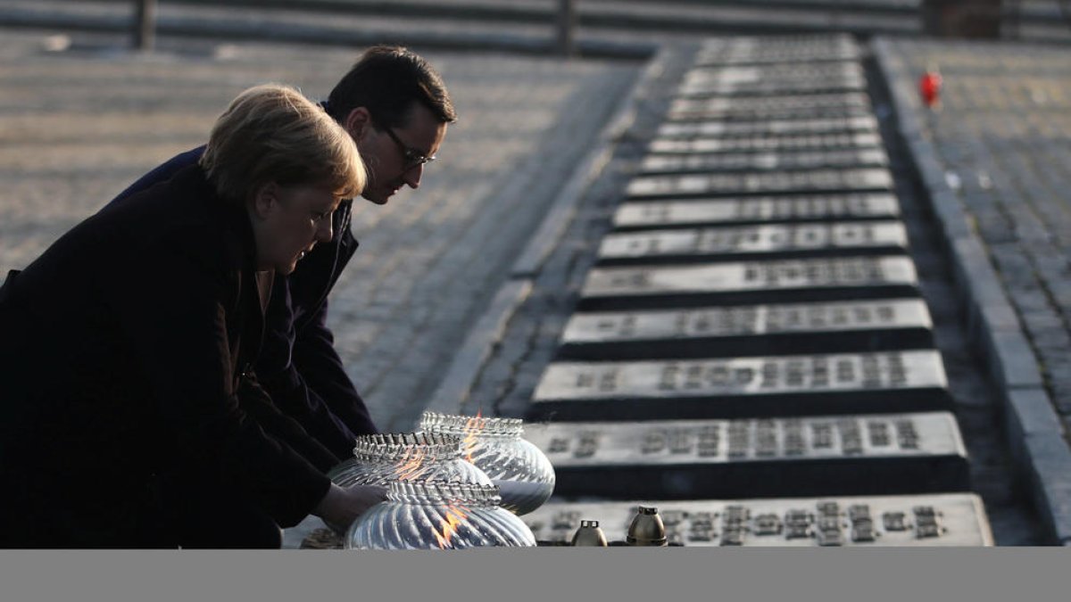 Merkel visita Auschwitz: 