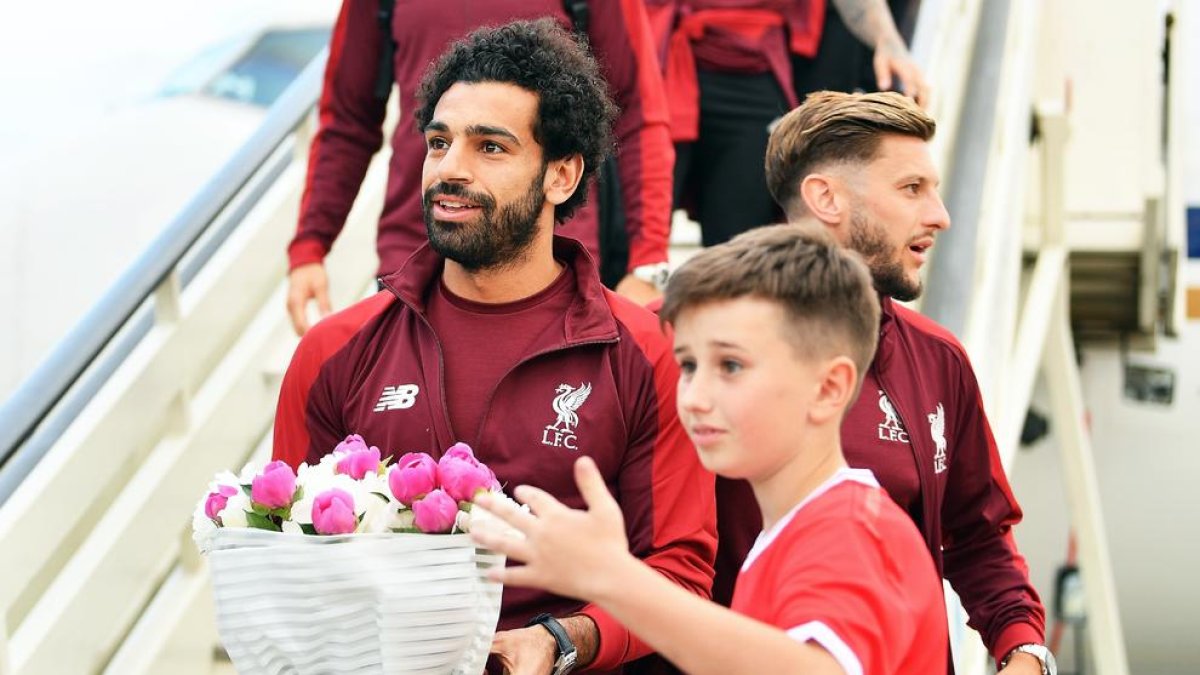 Mohamed Salah, la figura del Liverpool, rep un ram de flors a l’arribada a Kíev.