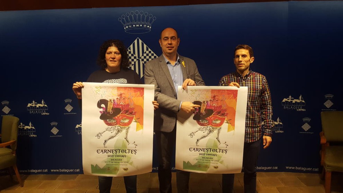 Els organitzadors del carnaval mostren el cartell d’aquest any.