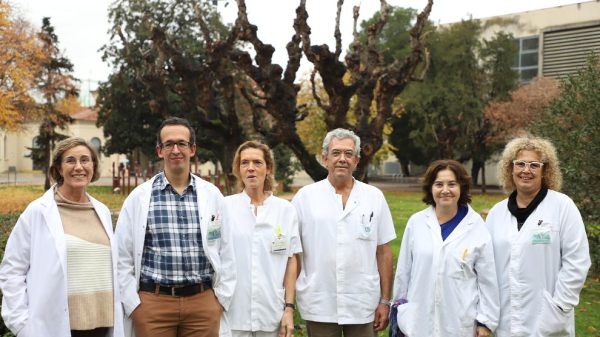 Foto de familia del equipo con miembros de los servicios de Anestesiología, Traumatología, Enfermería y Banc de Sang i Teixits.