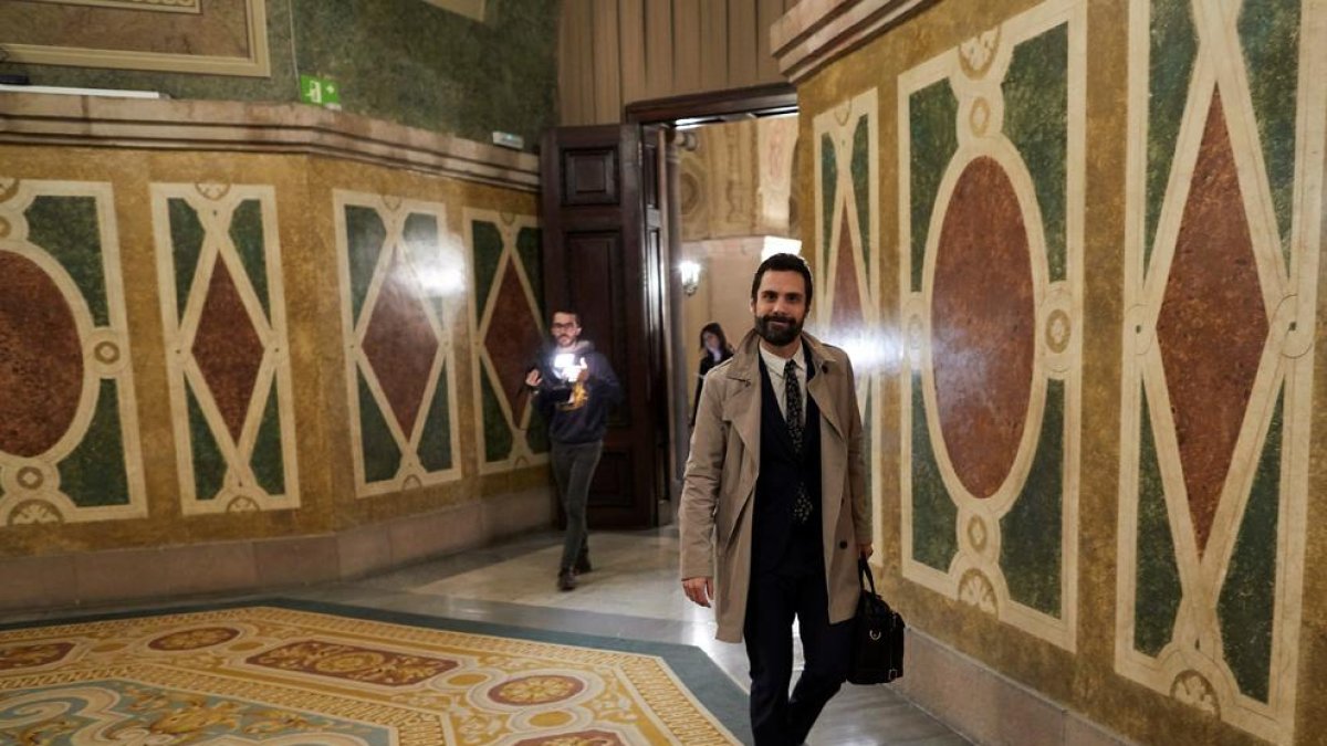 Roger Torrent llega al Parlamento este viernes.