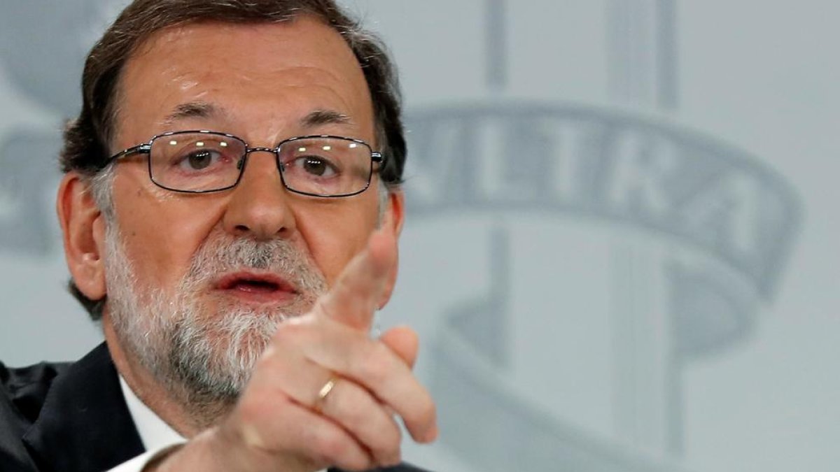 Rajoy acusa a Sánchez de “debilitar a España” por su “interés personal” 