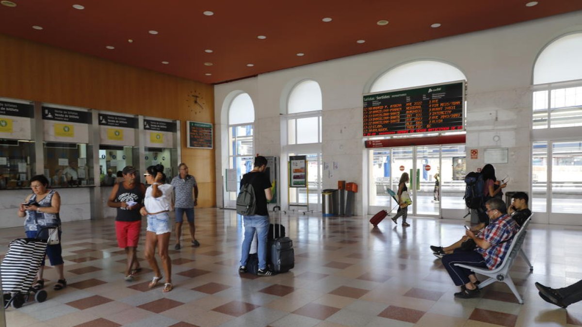 Viatgers a l’estació de Renfe de Lleida, durant l’última vaga.