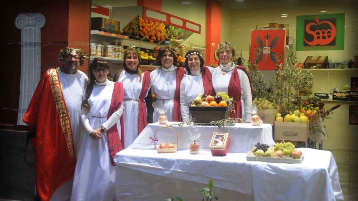 Alguns membres de l'associació, durant l'última edició del Mercat Romà d'Ilerda, vestits per a l'ocasió.