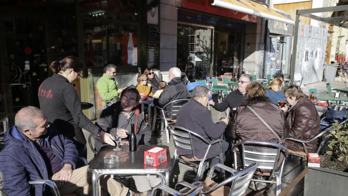 Turistes i veïns omplien ahir al migdia la terrassa d’un bar de Sort.