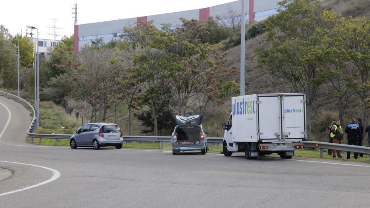 Un turisme i una camioneta van xocar a la rotonda que enllaça amb la C-13.