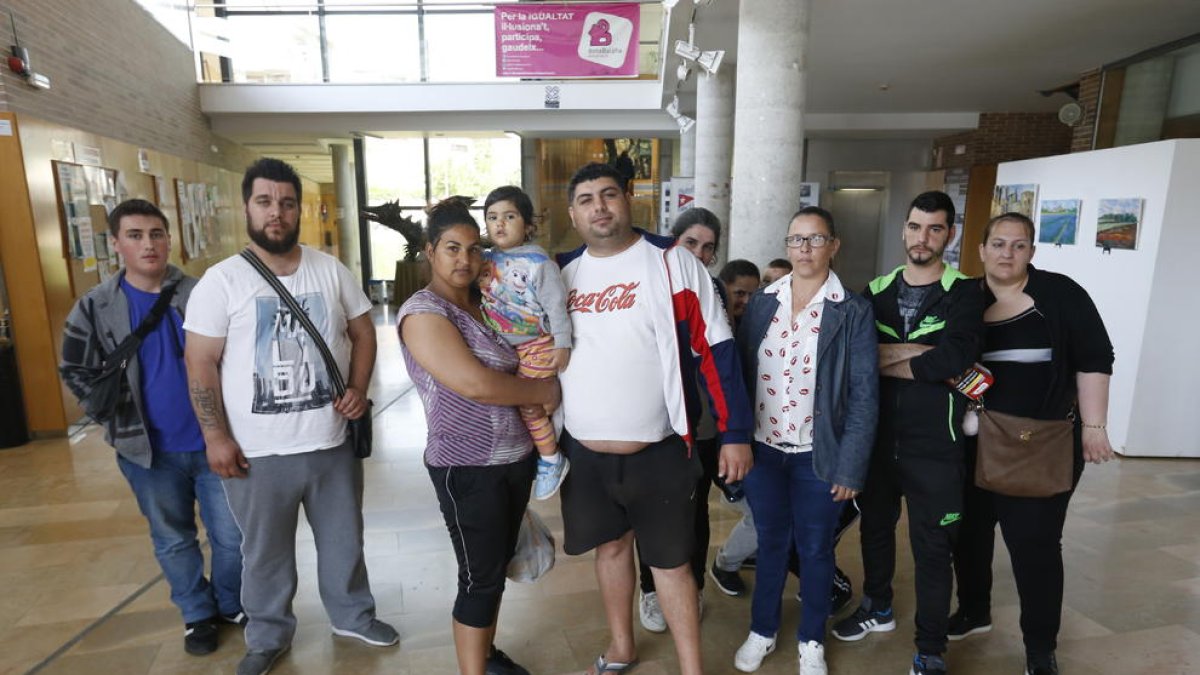 La familia afectada (en el centro) con miembros de la Mariola en Moviment en el local social de Balàfia. 