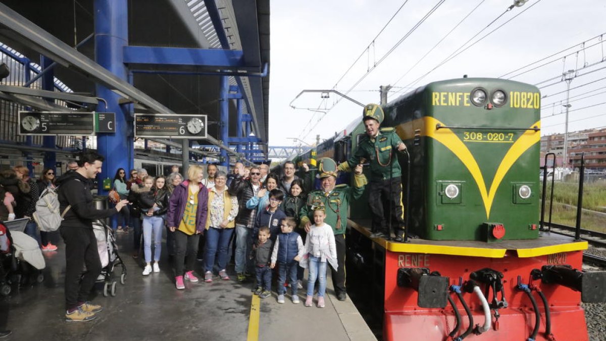 Imatge del primer comboi de la temporada del Tren dels Llacs, que va començar el 20 d’abril.