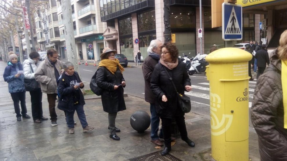 Alguns lleidatans van quedar ahir a la rambla Ferran i van enviar postals al Constitucional.