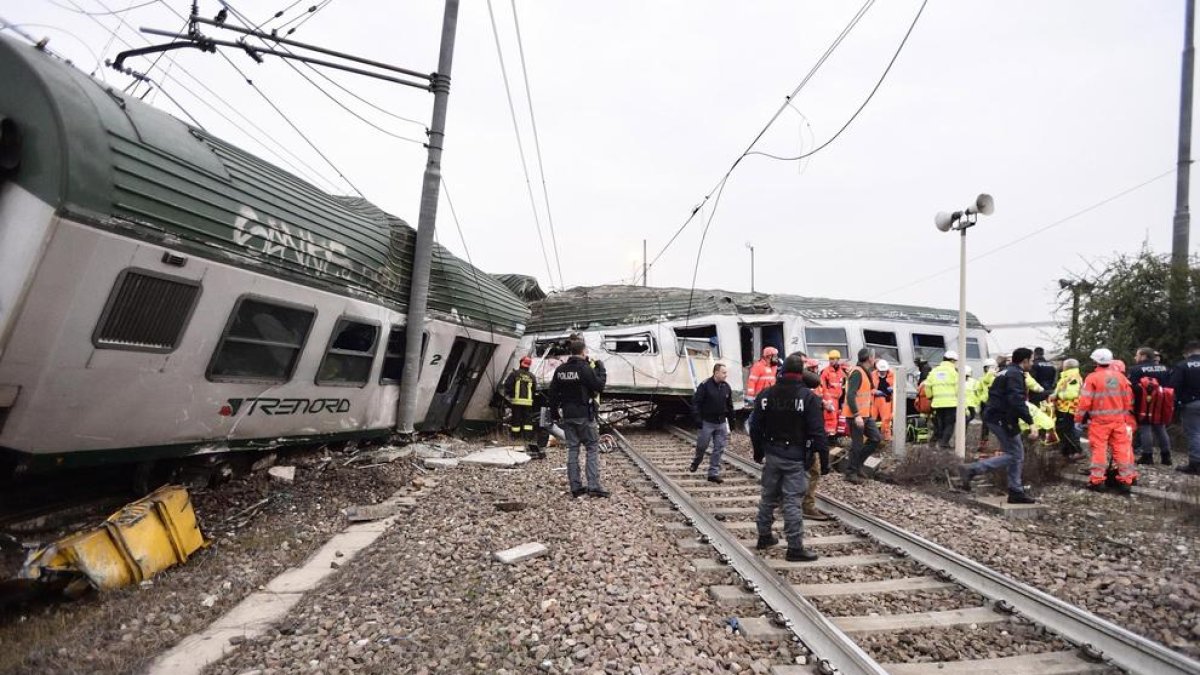 Imagen de varios de los vagones que descarrilaron de la vía ayer entre Segrate y Pioltello.