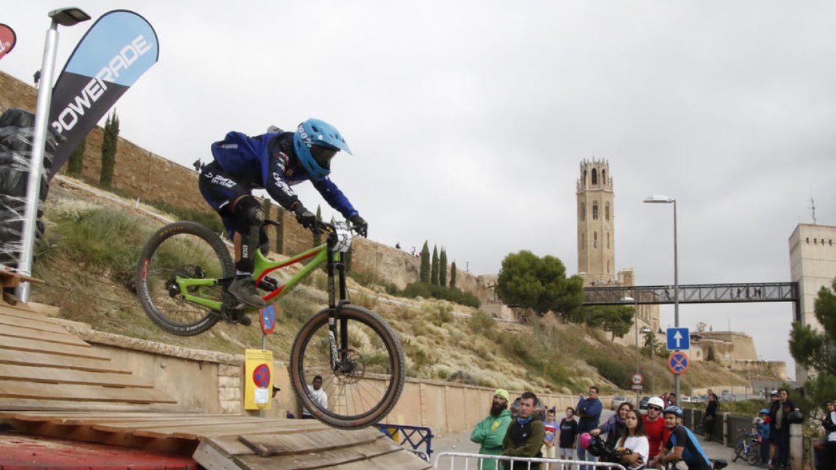 Un dels participants de la Down Town Lleida supera un obstacle.