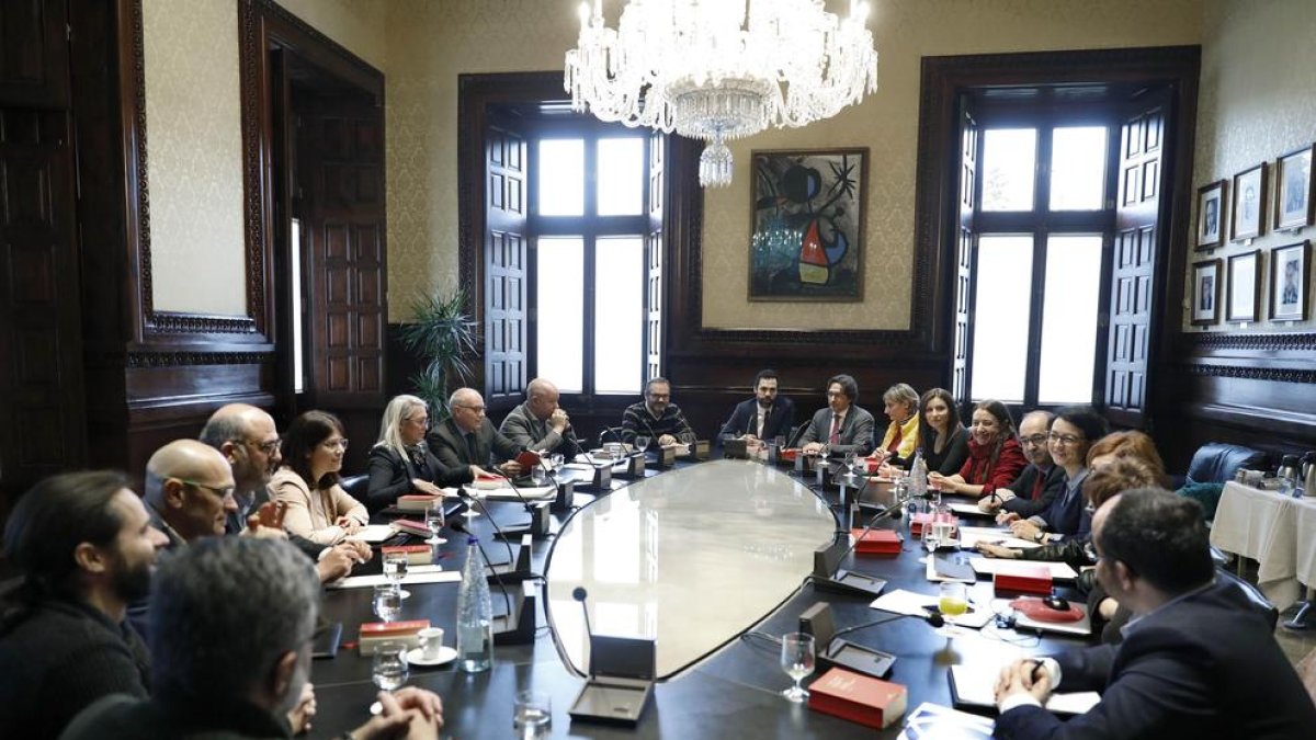 La Mesa del Parlament en la que se acordó el pleno del día 30.