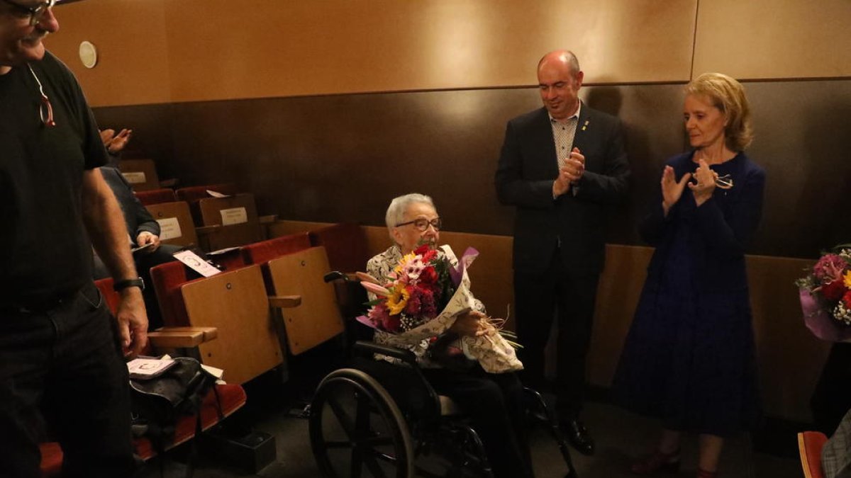 La consellera de Cultura, junto al alcalde, entregó un ramo de flores a Maria, hermana de Teresa Pàmies.