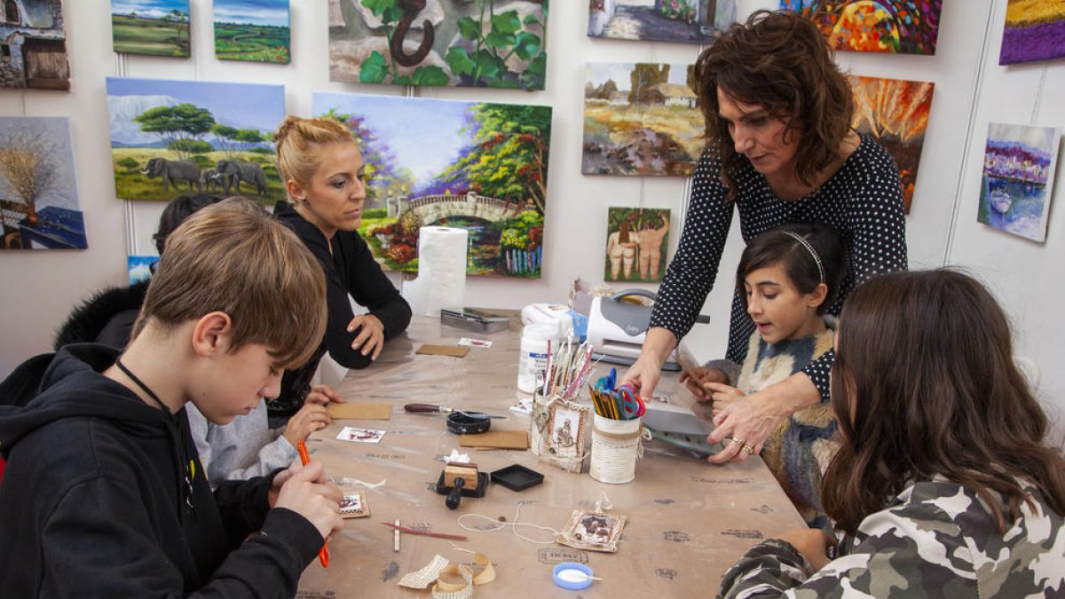 La Fira d’Artistes compta amb un ampli ventall d’activitats paral·leles com els tallers.