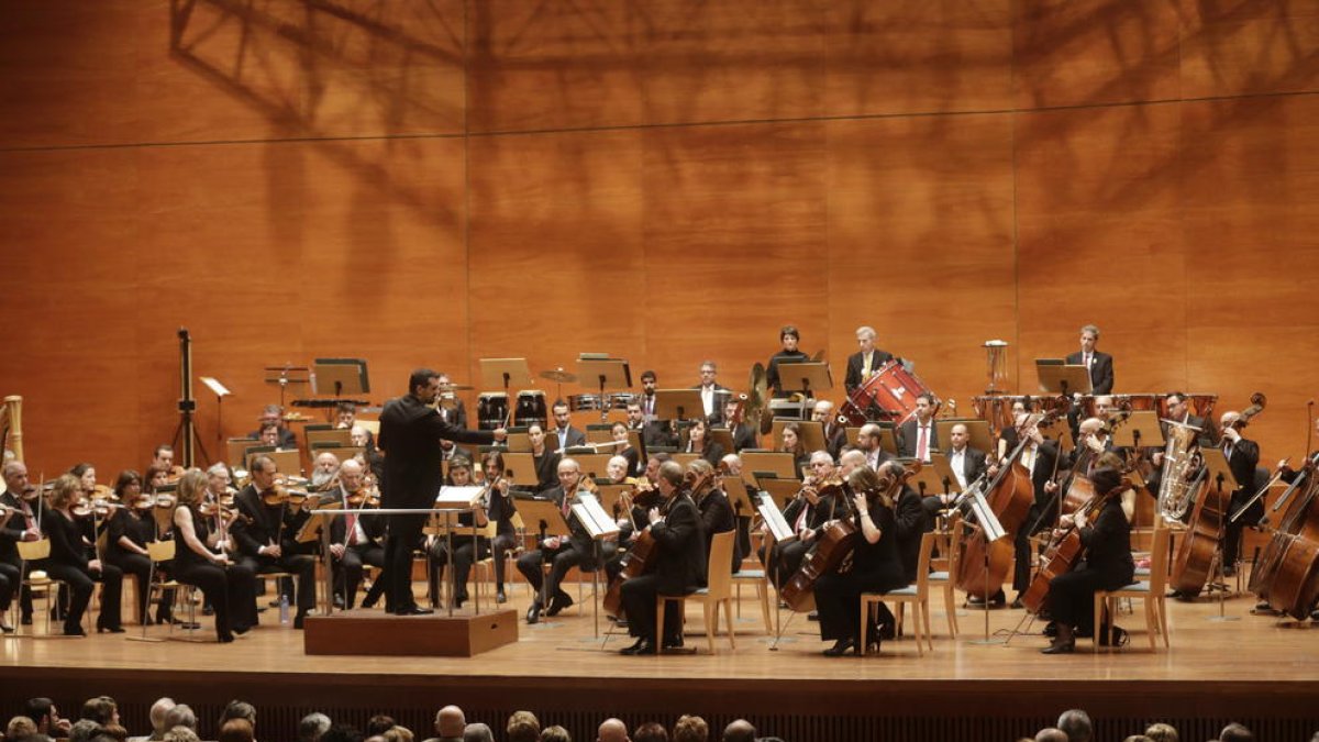 Un moment del concert de l’Orquestra Simfònica del Vallès que va tenir lloc ahir a l’Auditori.