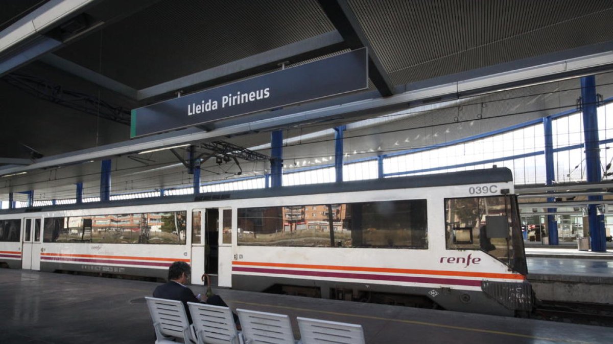 Un dels trens de rodalies de Renfe a l’estació de Lleida.