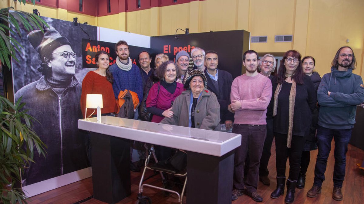 Els familiars d’Anton Sala-Cornadó van assistir a la inauguració de la mostra a Tàrrega.