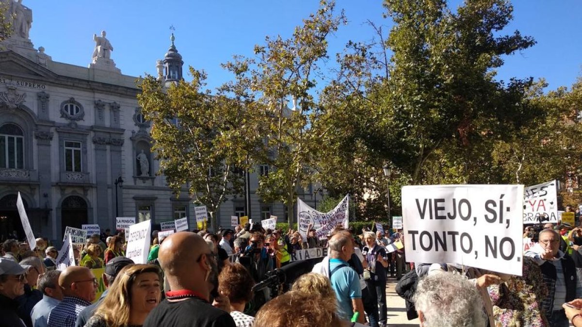 Imatge d’una protesta de dimecres passat davant de les portes del Tribunal Suprem a Madrid.