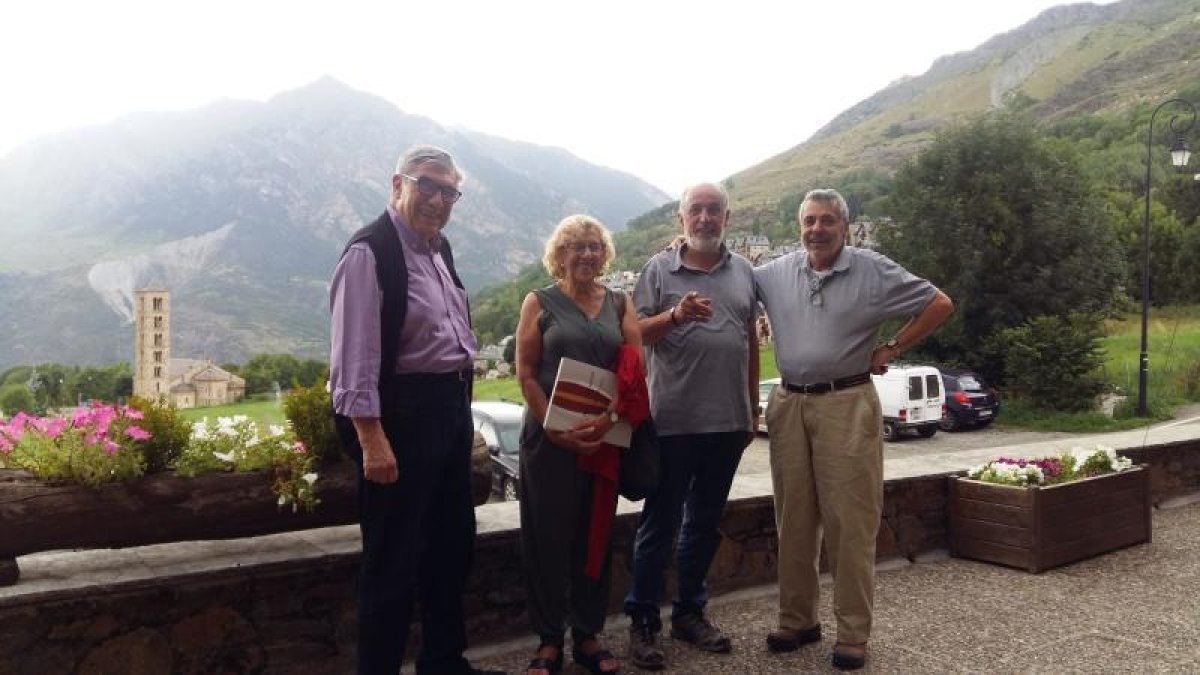 Manuela Carmena, amb l’alcalde de la Vall de Boí, Joan Perelada.