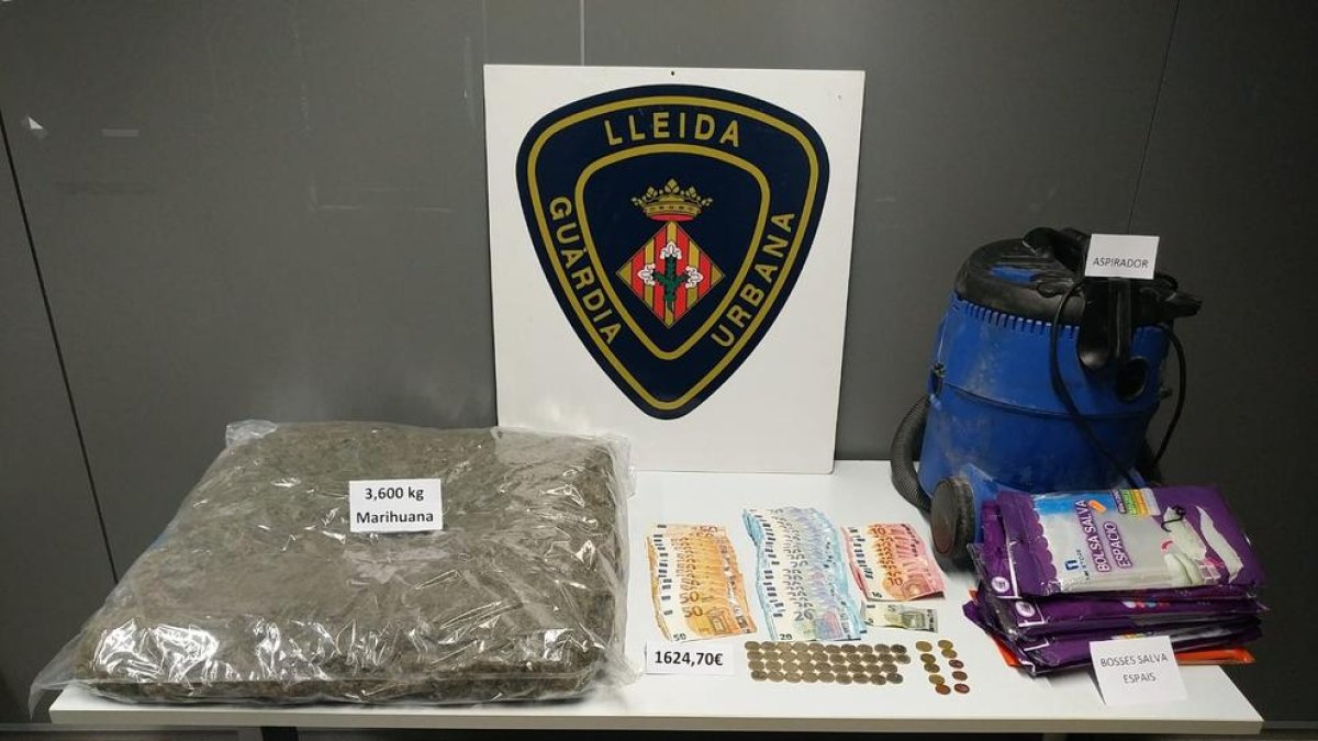 Imatge de la droga i els diners en metàl·lic intervinguts als sospitosos.