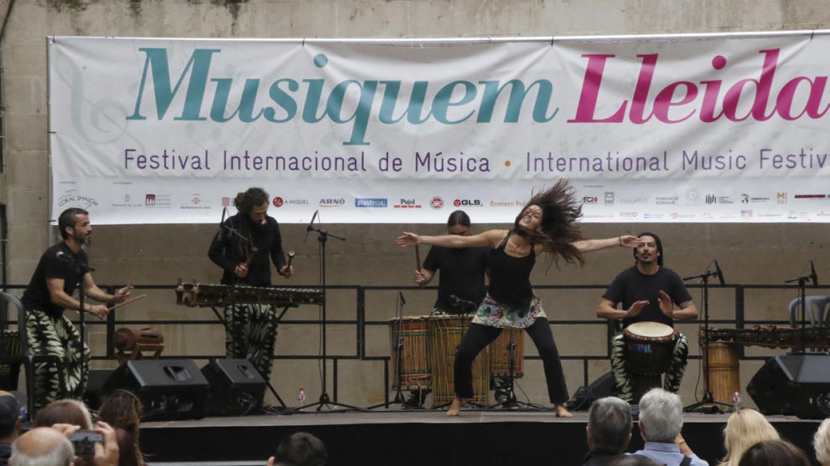 Espectacle de percussió i dansa africanes ‘malinke’, ahir a la plaça Paeria amb el grup Na Nara.
