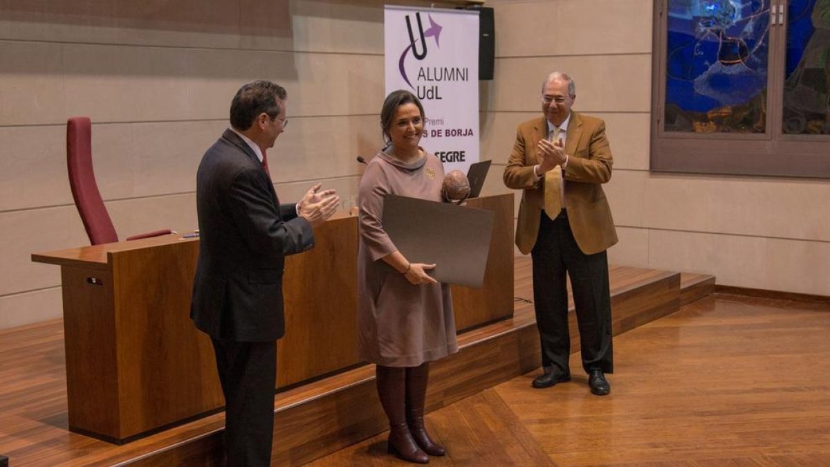 L'enginyera informàtica lleidatana Núria Carretero, ahir després de rebre de mans del rector el premi Alfons de Borja d'Alumni UdL.