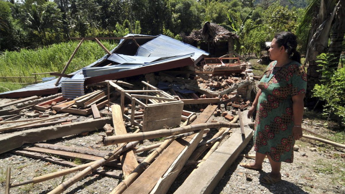 Un tsunami fueteja dos ciutats d'Indonèsia després d'un terratrèmol de 7,5 graus