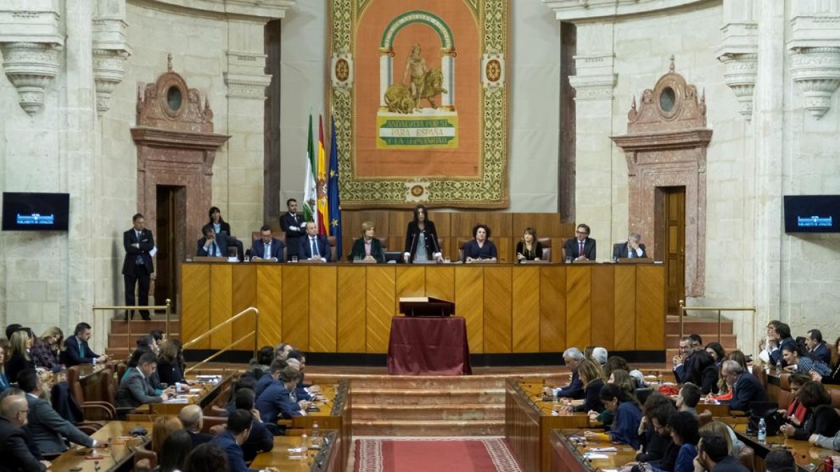 L’acabada d’elegir presidenta del Parlament andalús, Marta Bosquet (Cs), exercint ja el seu càrrec, ahir.