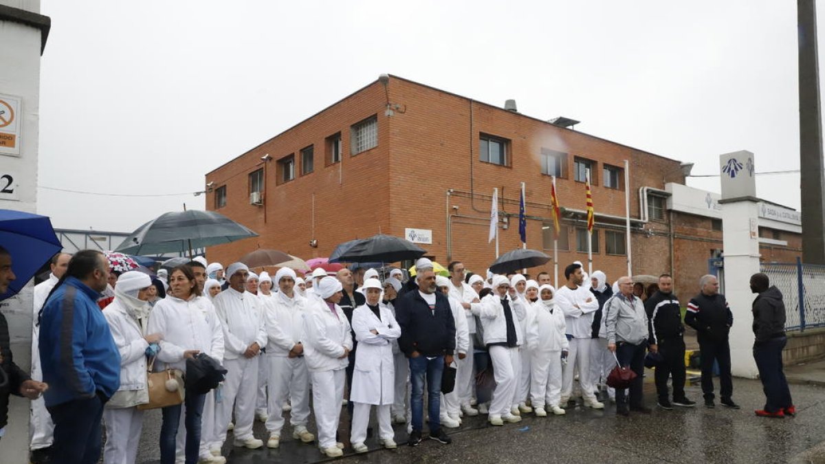 Trabajadores de Sada concentrados a las puertas del matadero de Lleida, el mes pasado.