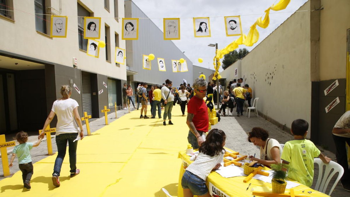 Calle alfombrada de amarillo en favor de los presos en Les Borges.